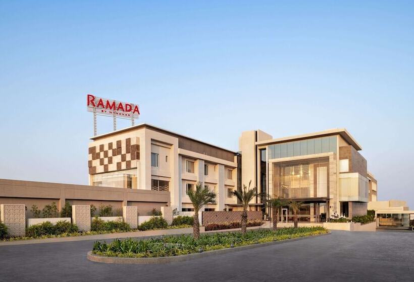 호텔 Ramada By Wyndham Gandhidham Shinay