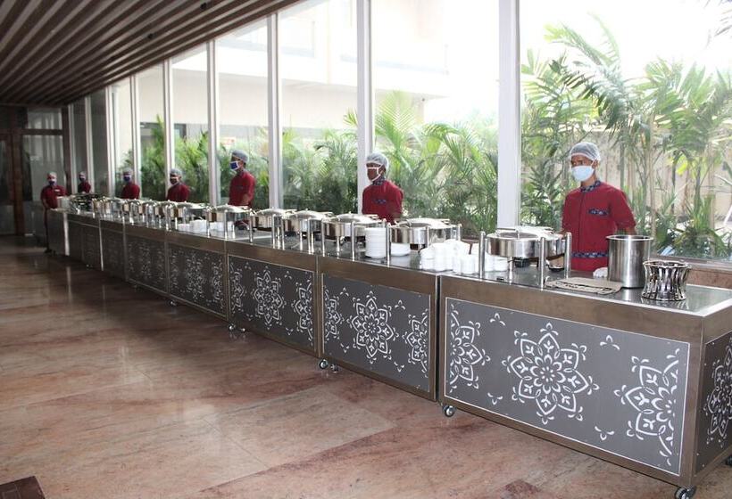 호텔 Ramada By Wyndham Gandhidham Shinay