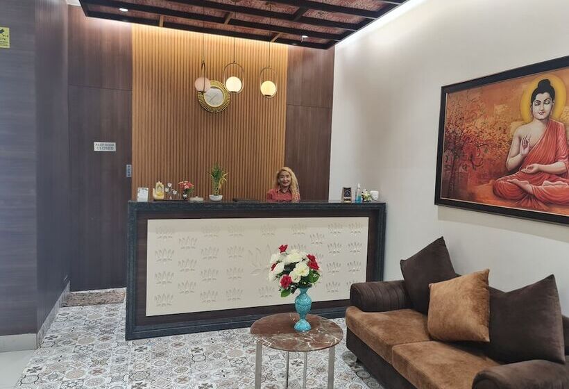 호텔 Ramada By Wyndham Gandhidham Shinay