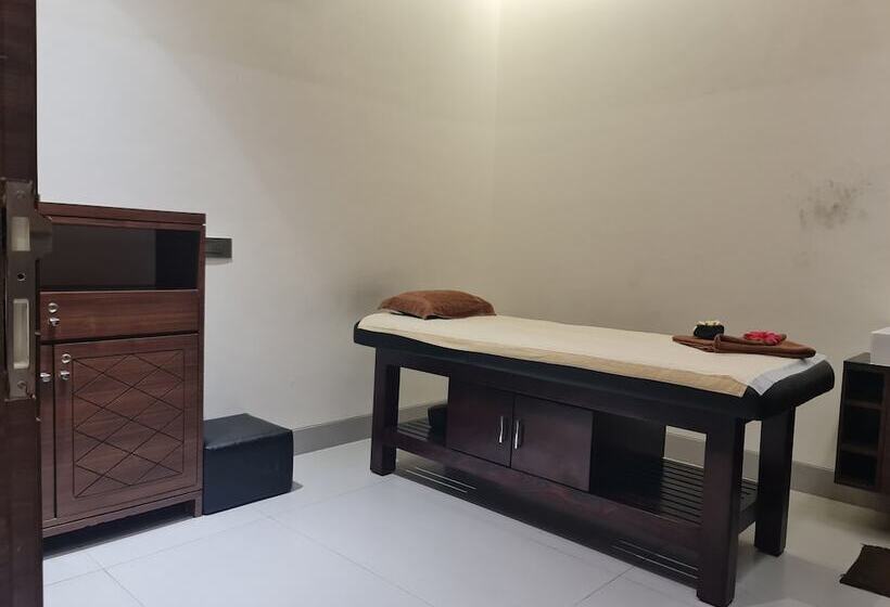 호텔 Ramada By Wyndham Gandhidham Shinay