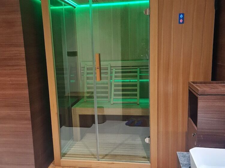 호텔 Ramada By Wyndham Gandhidham Shinay