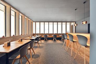 هتل Warth52 W52 Apartments