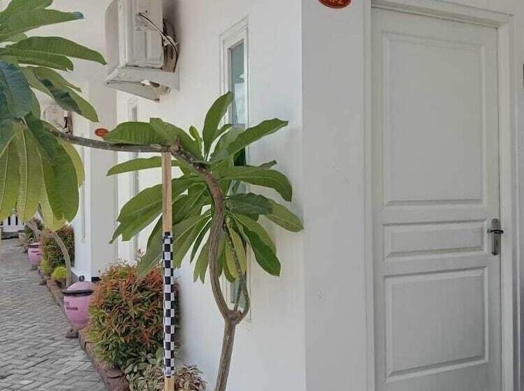 مبيت وإفطار Sultan Guest House & Resto Tulungagung