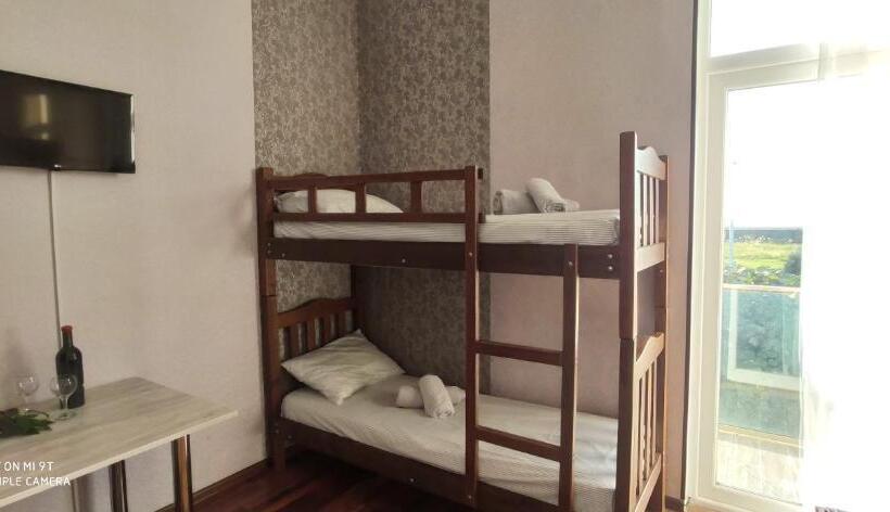هتل Tirkius House