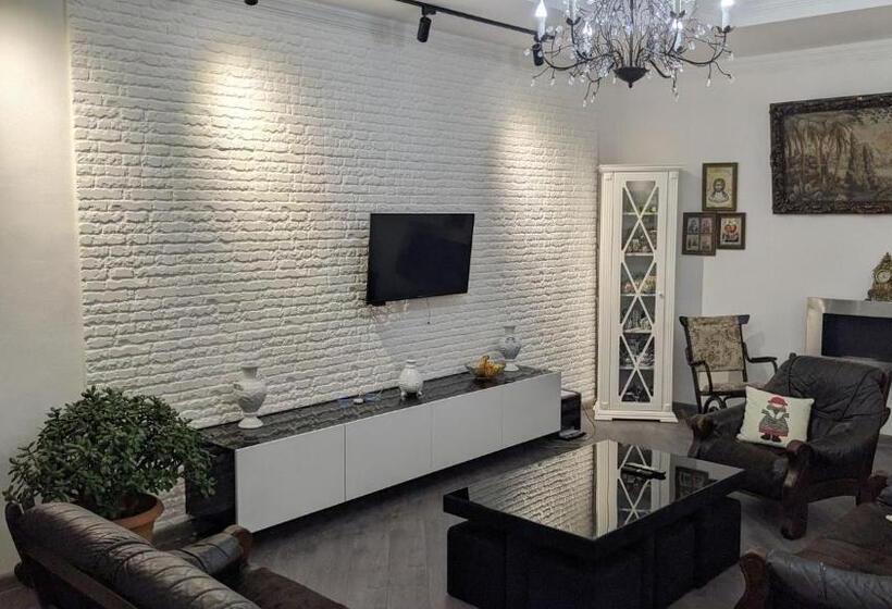هتل Tirkius House