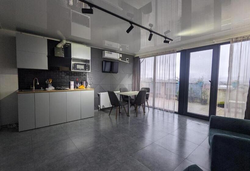 هتل Tirkius House