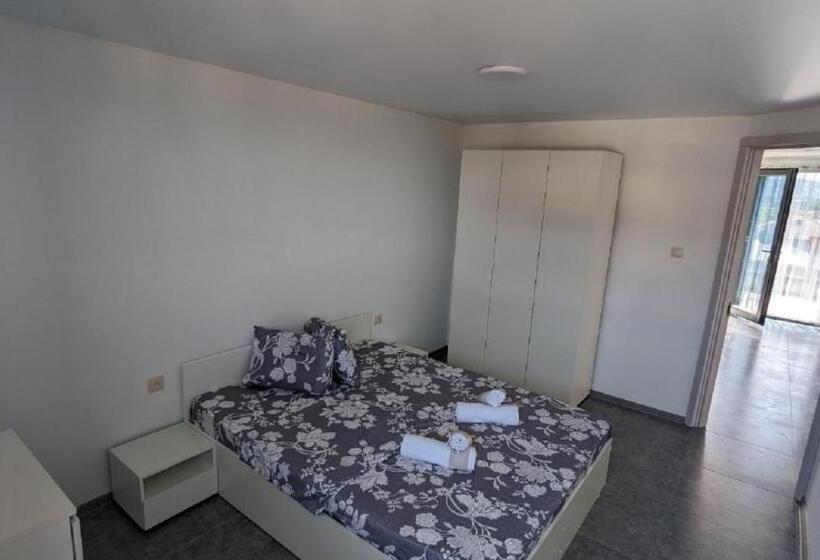 هتل Tirkius House