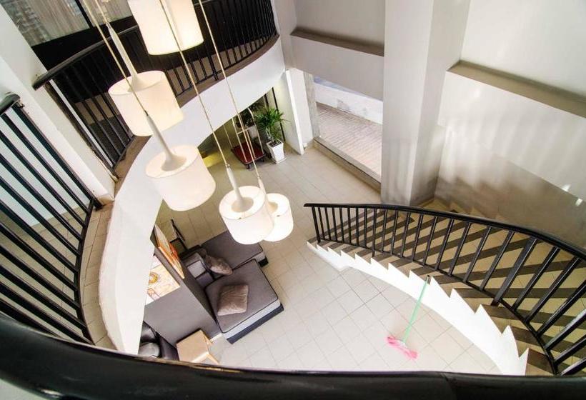 هتل Lumut Waterfront Apartment