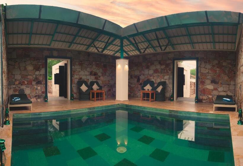 منتجع Trees N Tigers Luxury Wildlife Lodge