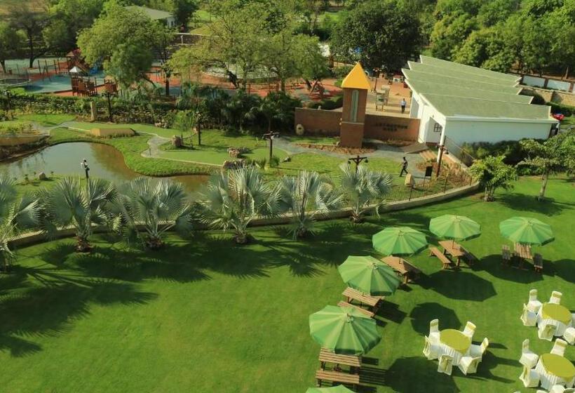 호텔 Gulmohar Greens   Golf & Country Club