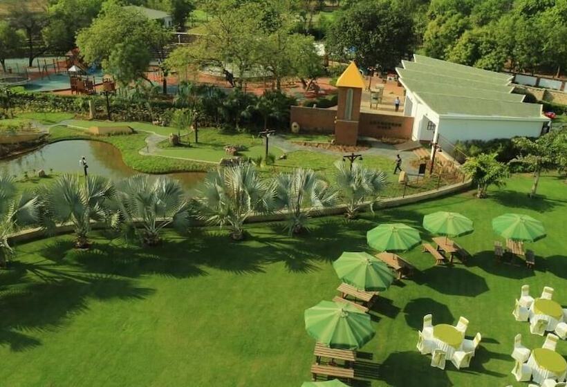 호텔 Gulmohar Greens   Golf & Country Club