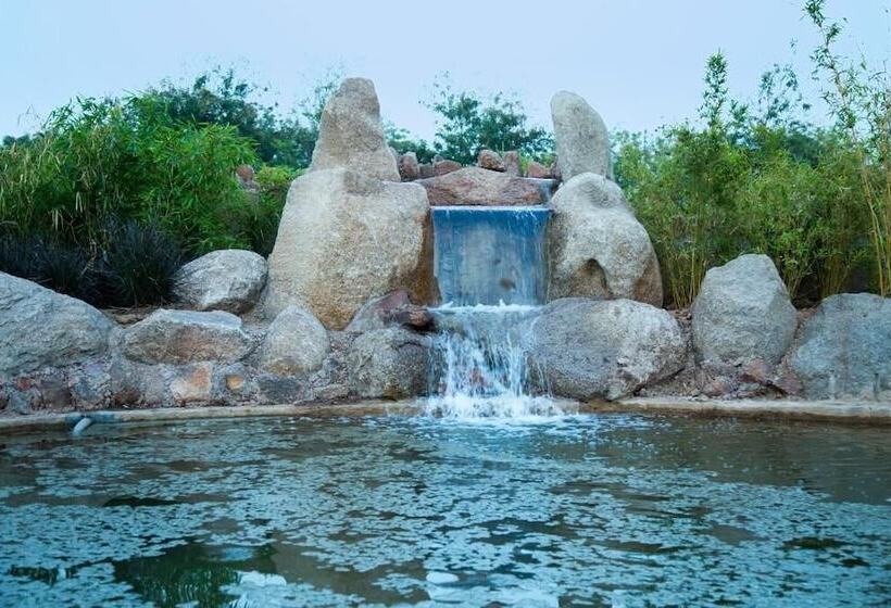 호텔 Gulmohar Greens   Golf & Country Club