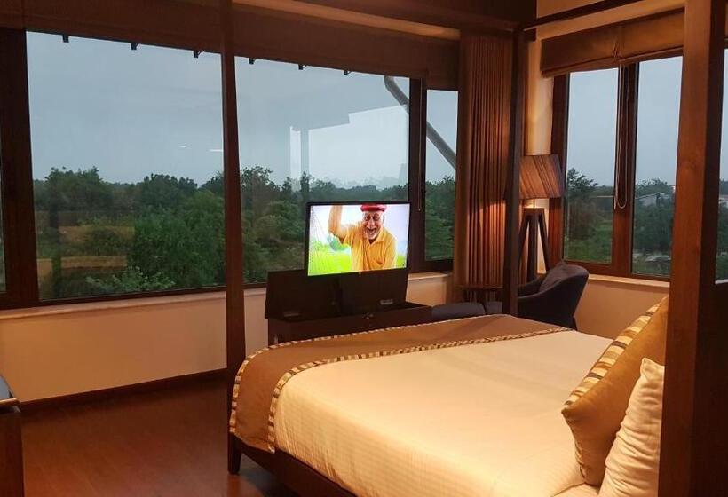 호텔 Gulmohar Greens   Golf & Country Club