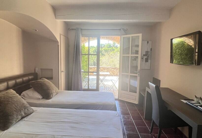 ホテル Hôtel Restaurant La Bergerie