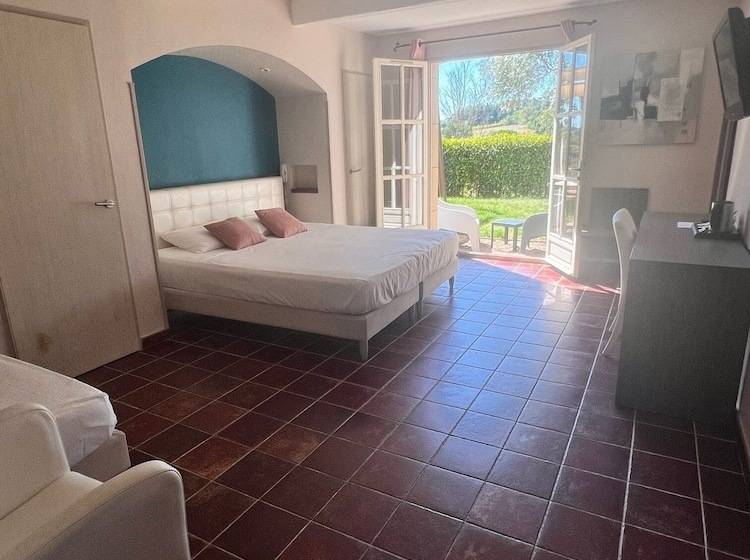 ホテル Hôtel Restaurant La Bergerie