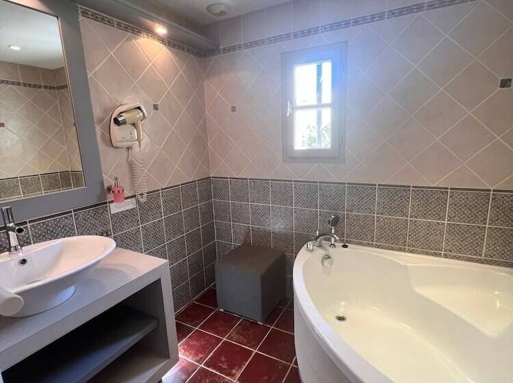 ホテル Hôtel Restaurant La Bergerie