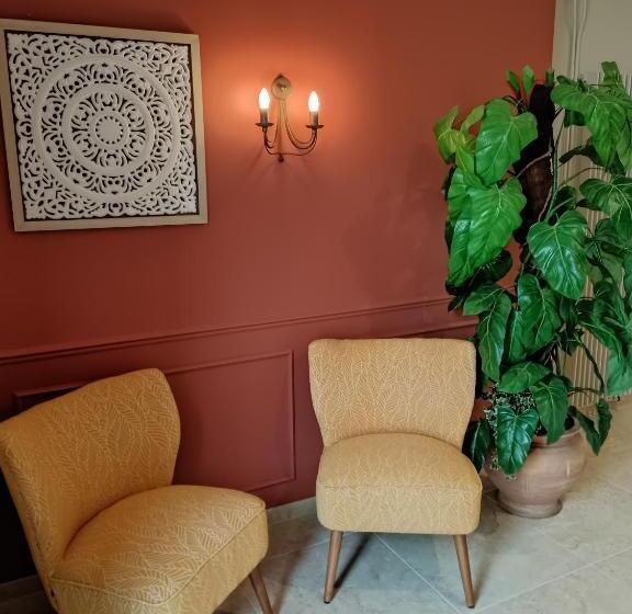 ホテル Hôtel Restaurant Les Colonnades