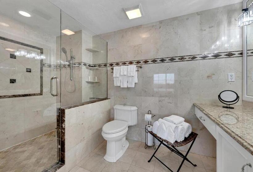 בית מלון כפרי Bayfront Inn 5th Avenue