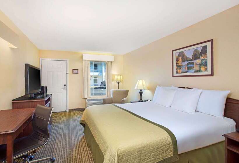 בית מלון כפרי Baymont By Wyndham Forest City