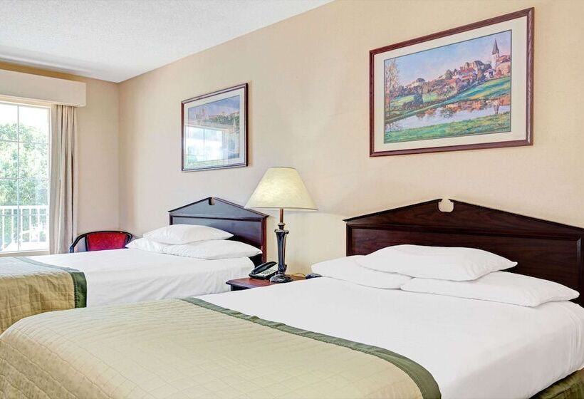 בית מלון כפרי Baymont By Wyndham Smithfield