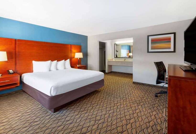 בית מלון כפרי Baymont By Wyndham St. Ignace Lakefront