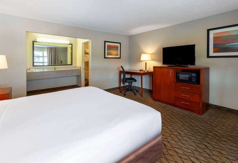 בית מלון כפרי Baymont By Wyndham St. Ignace Lakefront