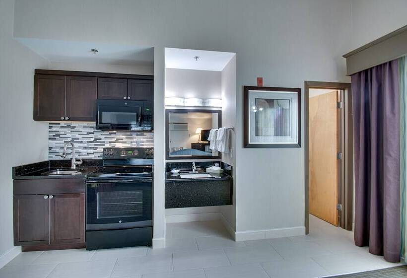 هتل Best Western Plus The Inn At Hampton