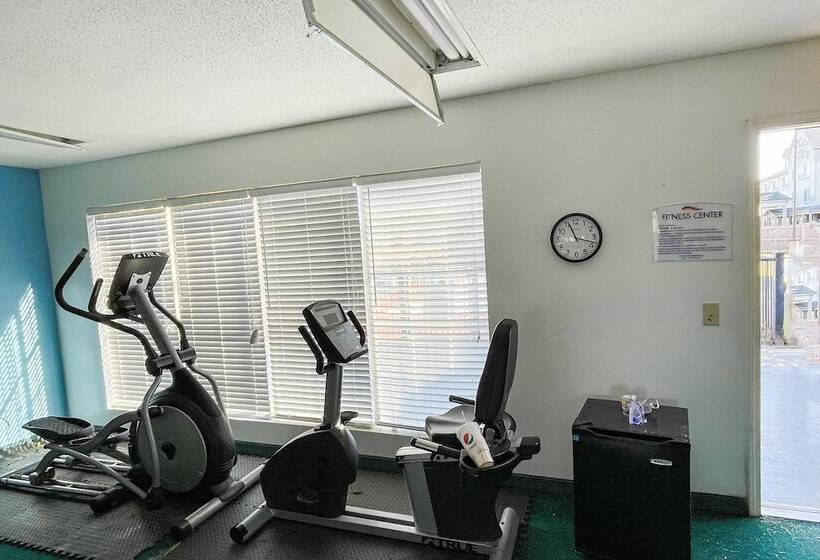 בית מלון כפרי Bonita Lakes Inn By OYO Meridian