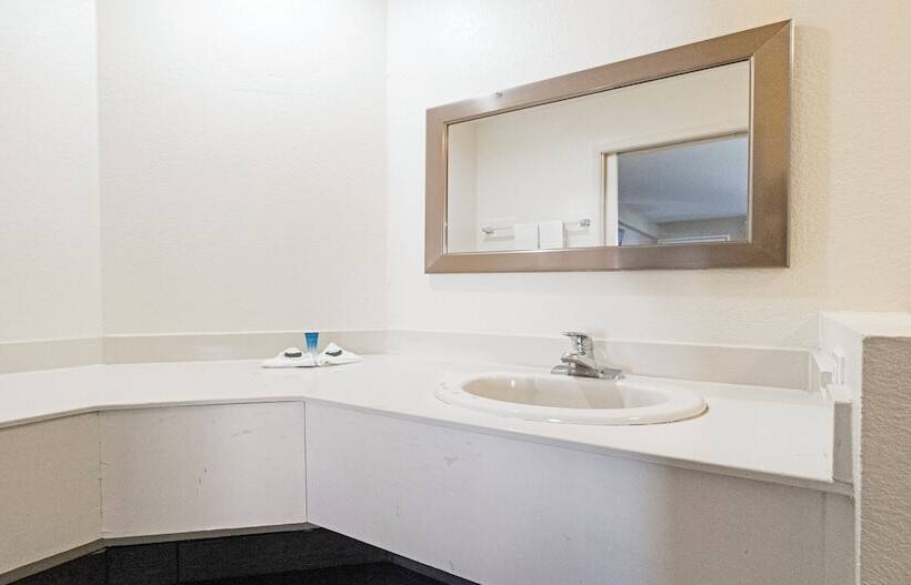 בית מלון כפרי Budget Inn And Suites Stockton Yosemite