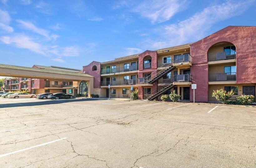 בית מלון כפרי Budget Inn And Suites Stockton Yosemite