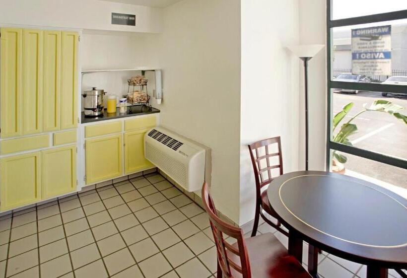 בית מלון כפרי Budget Inn And Suites Stockton Yosemite