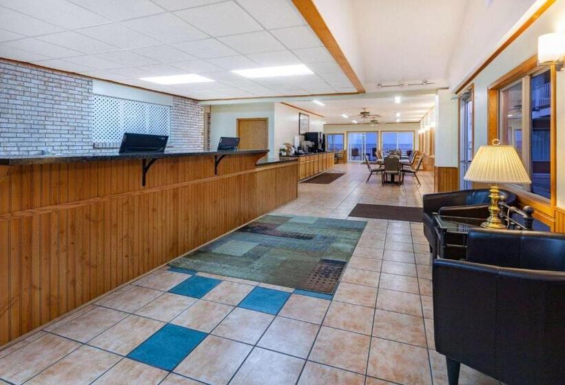 בית מלון כפרי Days Inn & Suites By Wyndham St. Ignace Lakefront