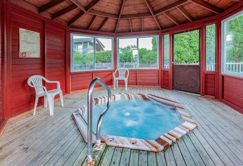 בית מלון כפרי Days Inn & Suites By Wyndham St. Ignace Lakefront