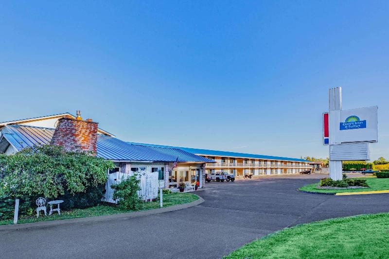 בית מלון כפרי Days Inn & Suites By Wyndham St. Ignace Lakefront