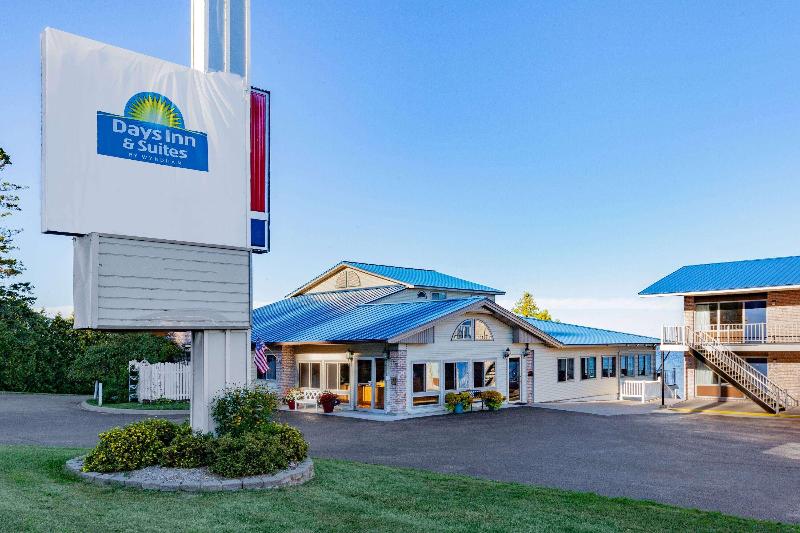 בית מלון כפרי Days Inn & Suites By Wyndham St. Ignace Lakefront