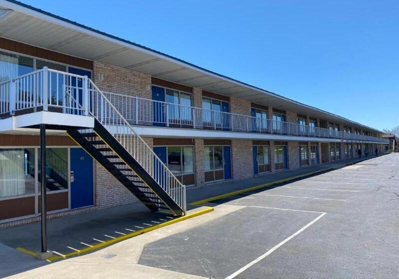 בית מלון כפרי Days Inn & Suites By Wyndham St. Ignace Lakefront