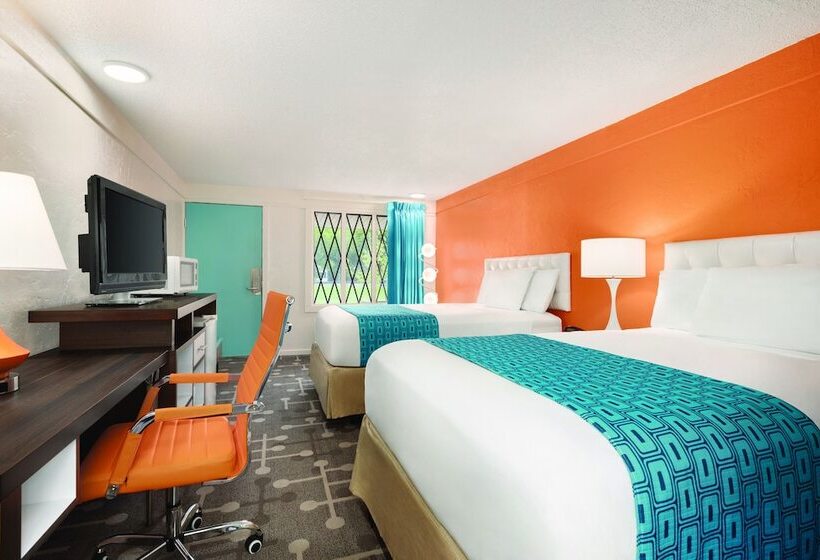 هتل Dover Inn And Suites