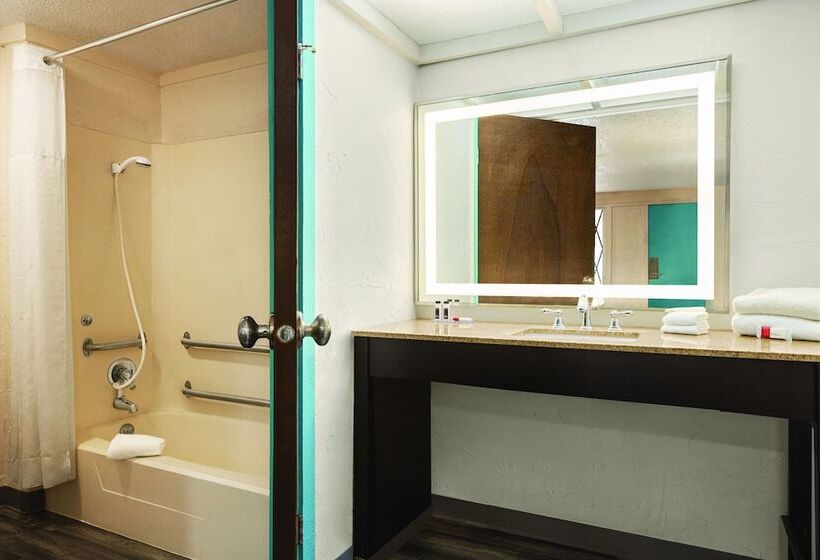 هتل Dover Inn And Suites