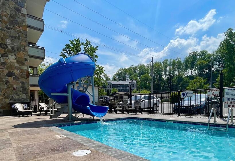 בית מלון כפרי Howard Johnson By Wyndham Downtown Gatlinburg