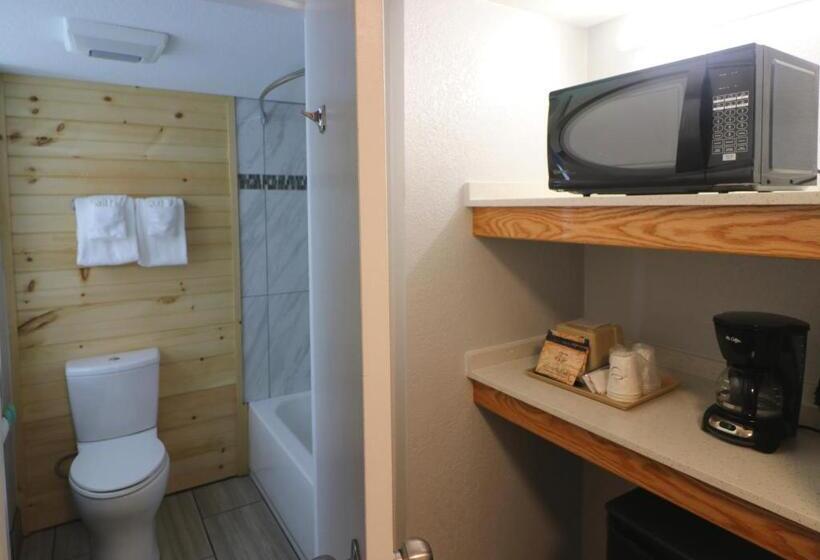 בית מלון כפרי Howard Johnson By Wyndham Downtown Gatlinburg