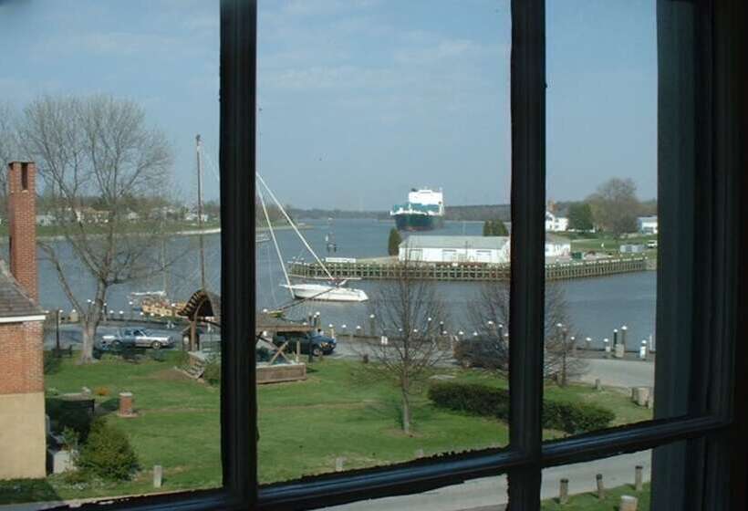 هتل Inn At The Canal Bed & Breakfast