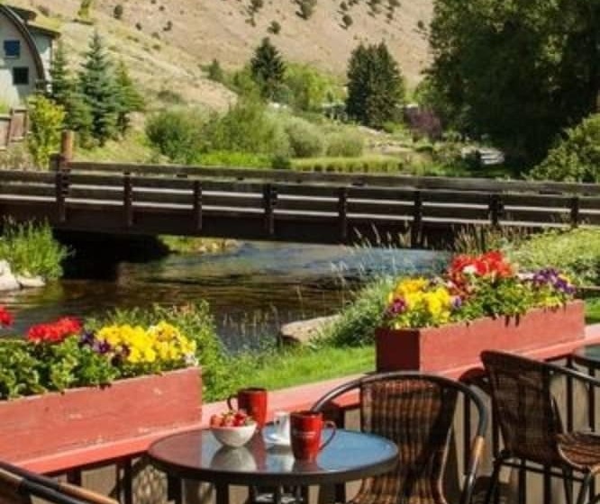هتل Inn On The Creek