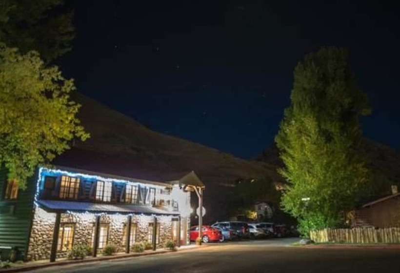 هتل Inn On The Creek