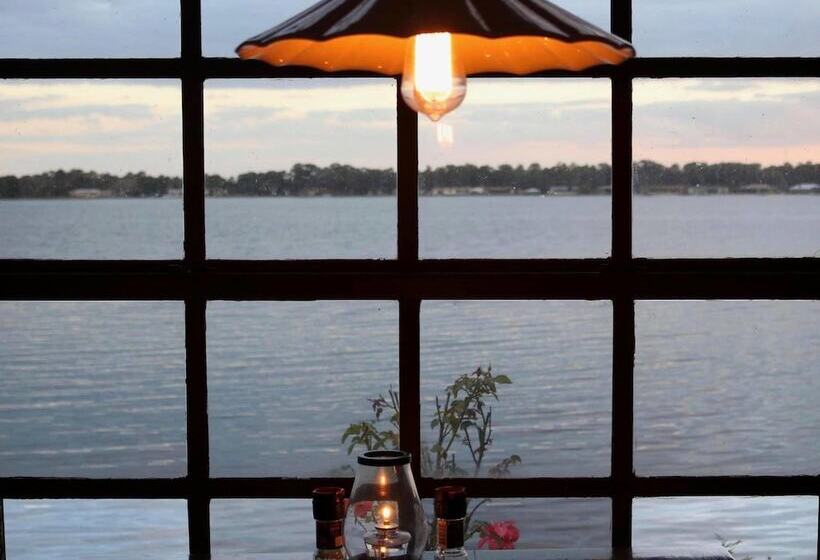 فندق Inn On The Lakes