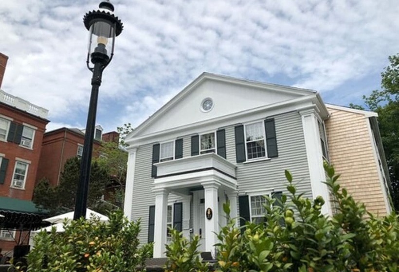 هتل Jared Coffin House