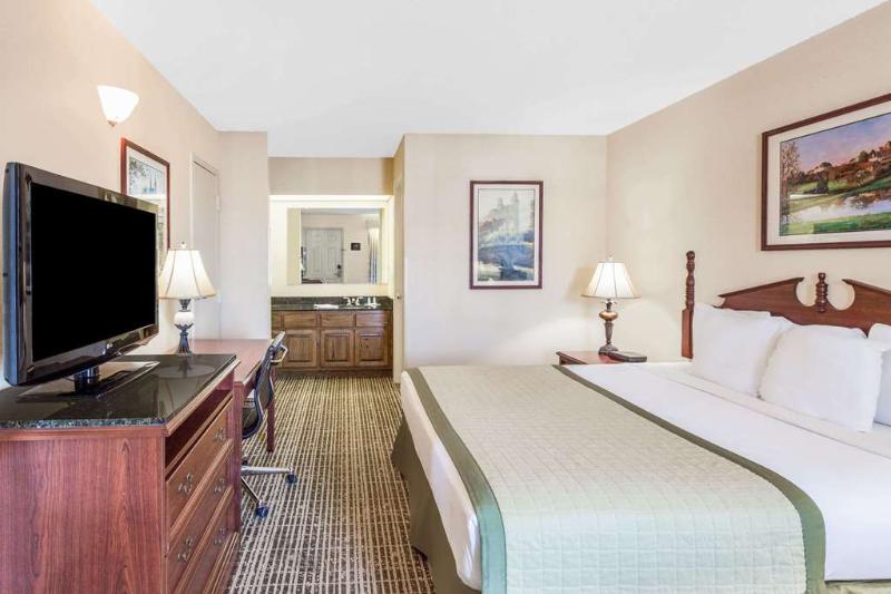 فندق Red Roof Inn & Suites Calhoun