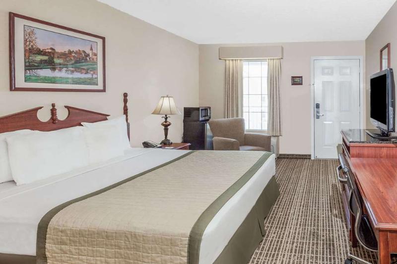 هتل Red Roof Inn & Suites Calhoun
