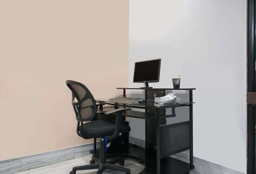 هتل Super 8 By Wyndham Rochester Mayo Clinic Area