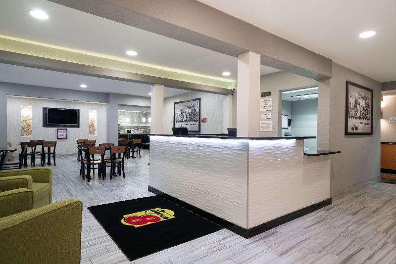 هتل Super 8 By Wyndham Rochester Mayo Clinic Area