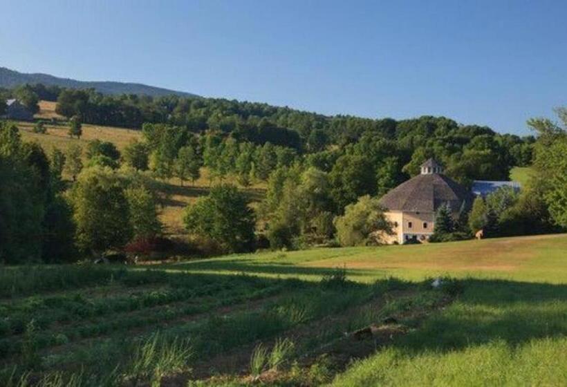 בית מלון כפרי The Inn At Round Barn Farm